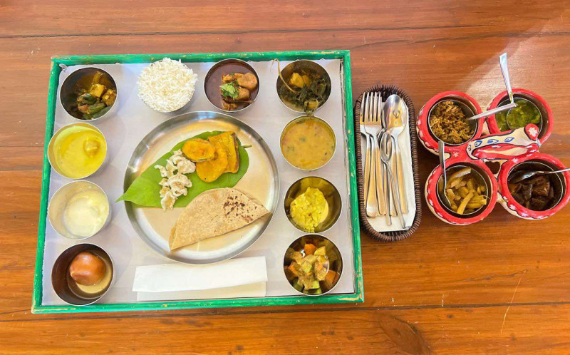 सेफ सन्तोषको गौशाला आउटलेटमा साउनभरि लसुन र प्याजबिनाको मिथिला थाली