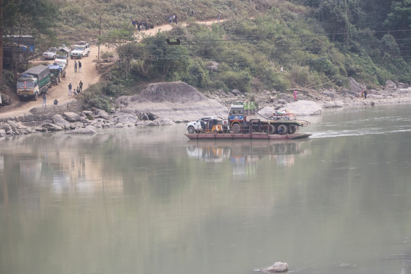 अरुण नदीको फेरी ६ महिनापछि पुनः सञ्चालन, पिँठ्युमा बोकेर सामान ओसार्नुपर्ने बाध्यता हट्याे