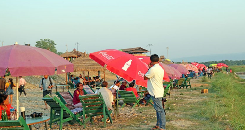 नयाँ वर्षको रौनकः  सौराहामा बढ्यो पर्यटकको चहलपहल