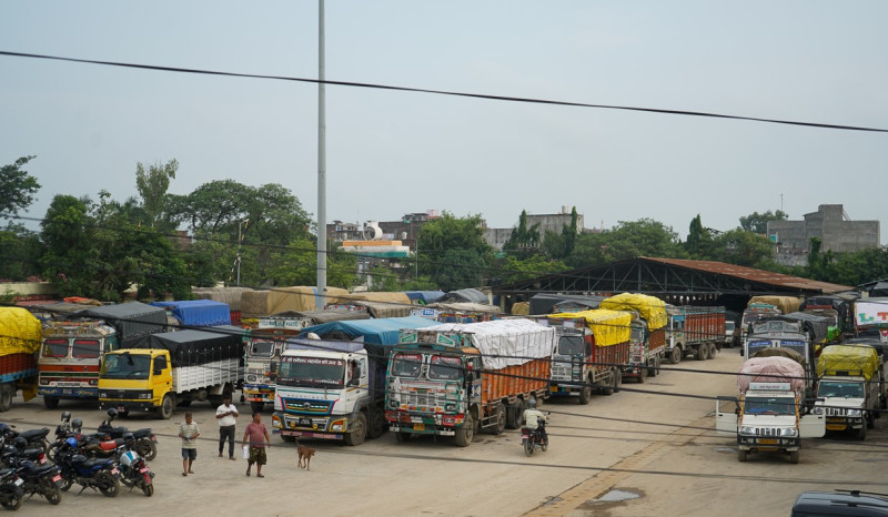 सामान ढुवानीमा विलम्ब भइरहेको व्यवसायीको गुनासो