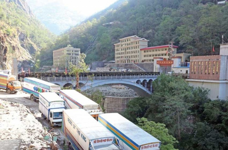 राजमार्ग स्तरोन्नति माग गर्दै स्थानीय आन्दोलित, तातोपानी नाकाबाट हुने व्यापार प्रभावित