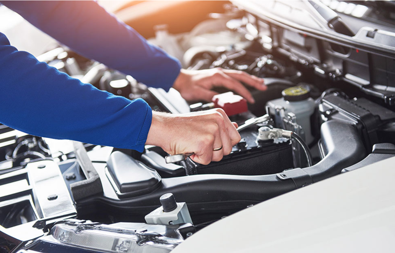 विद्युतीय गाडी बेच्न तँछाडमछाड गर्ने व्यापारी मर्मतमा उदासीन, सामान्य ठोकिएका गाडी महिनौं ग्यारेजमै