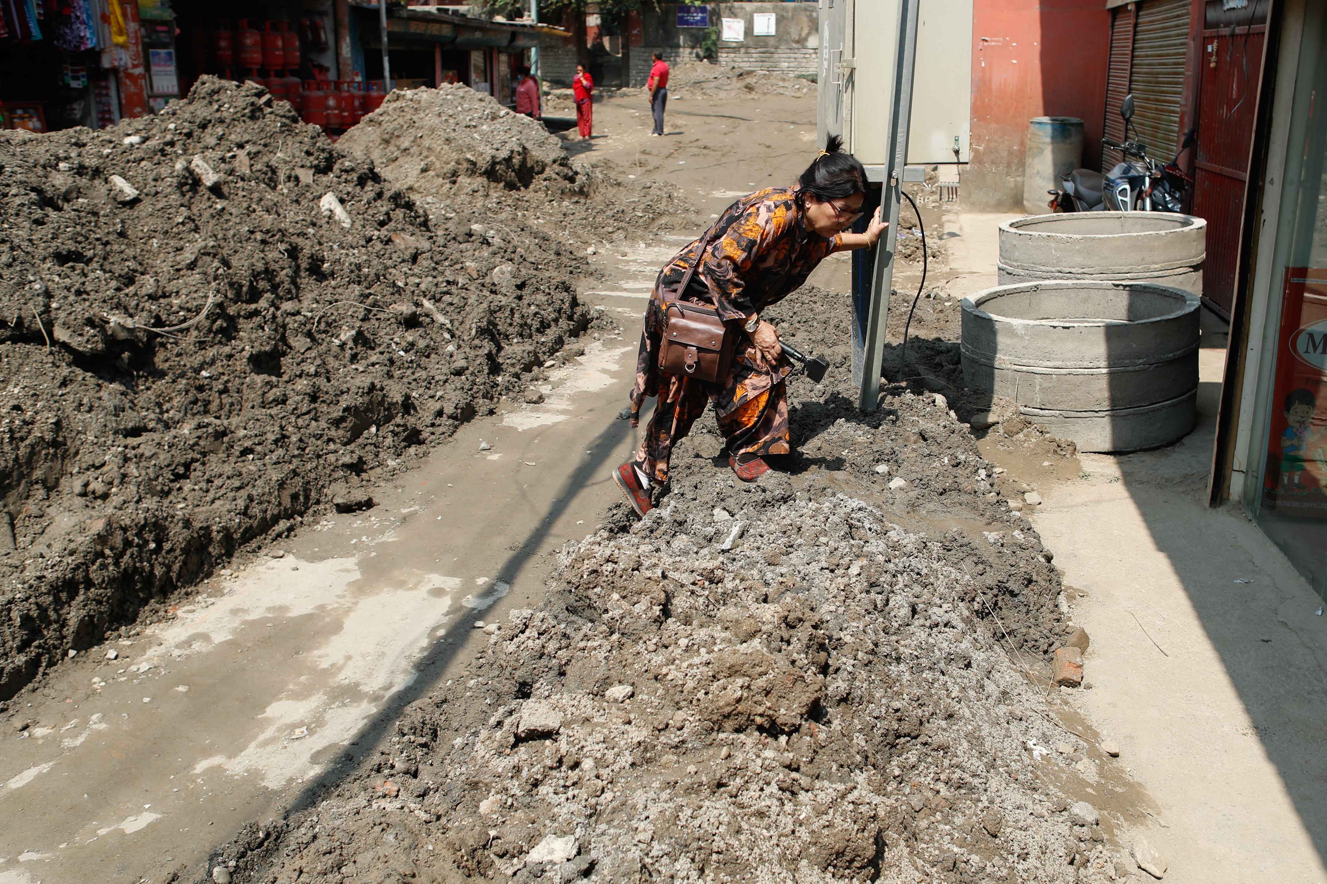 Footpath_Nepal-Photo-Library-211-1746249740.jpg