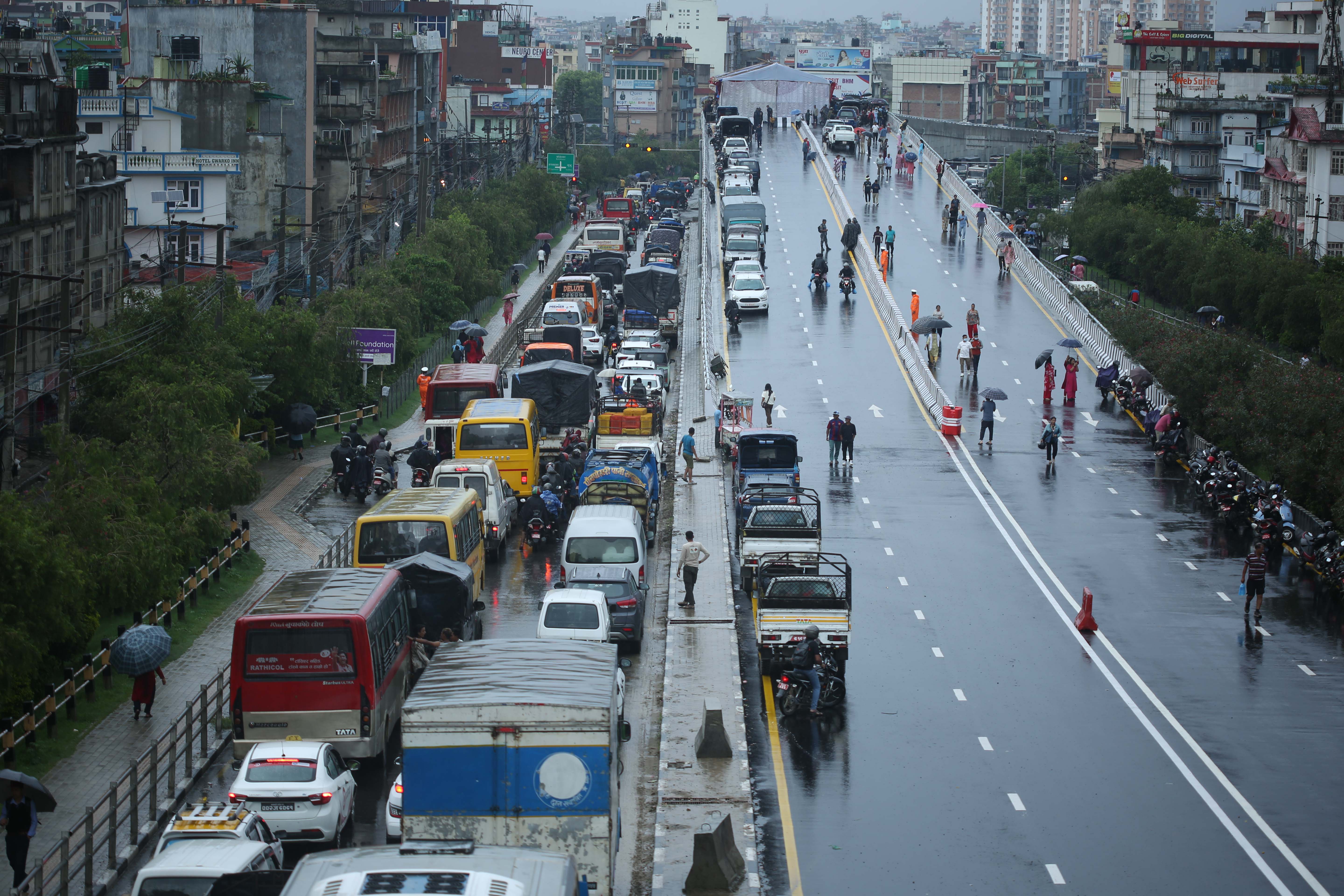 Gwarko-overpass_Traffic_Jam_-163-(1)-1750420866.jpg