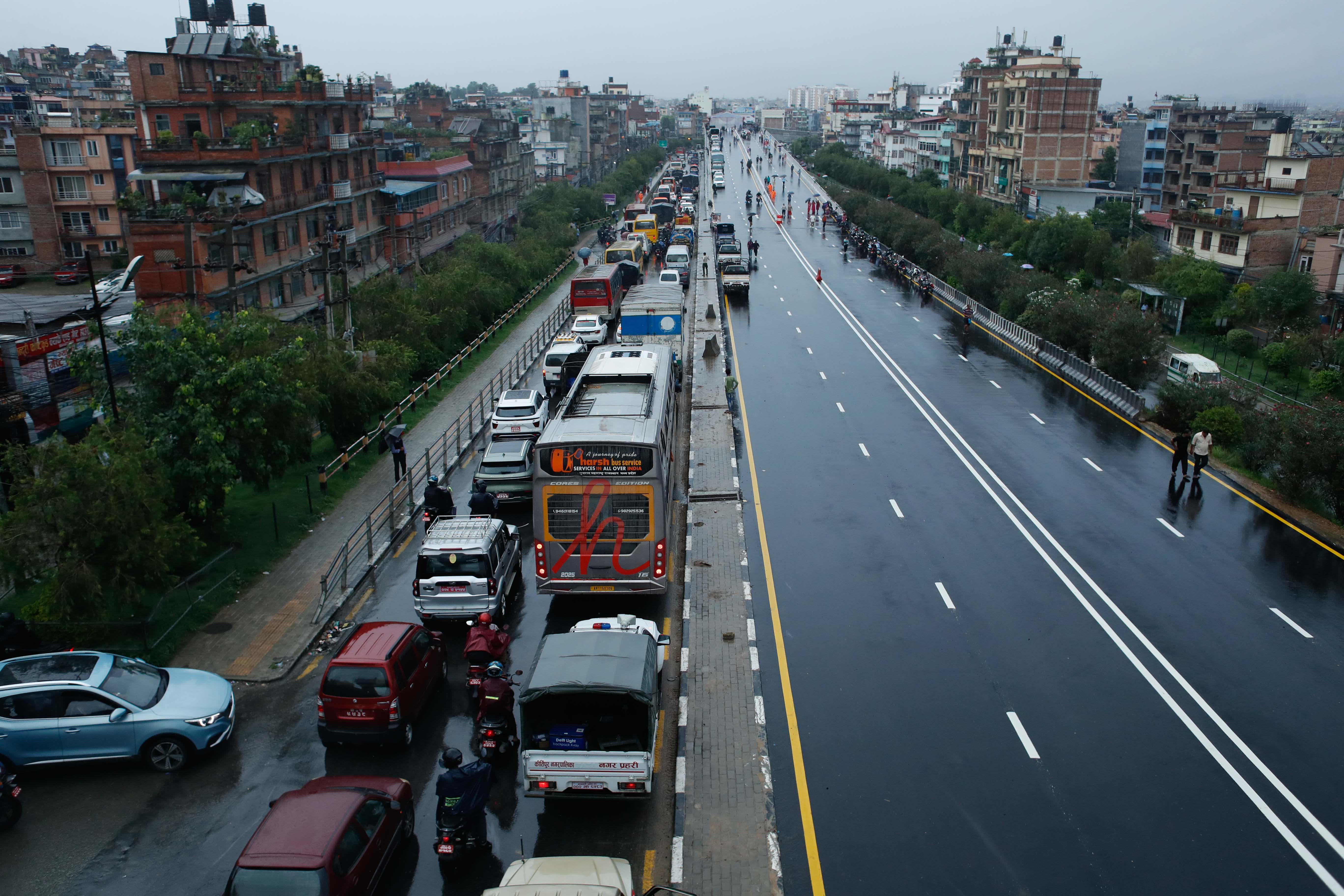 Gwarko-overpass_Traffic_Jam_-167-(1)-1750420861.jpg