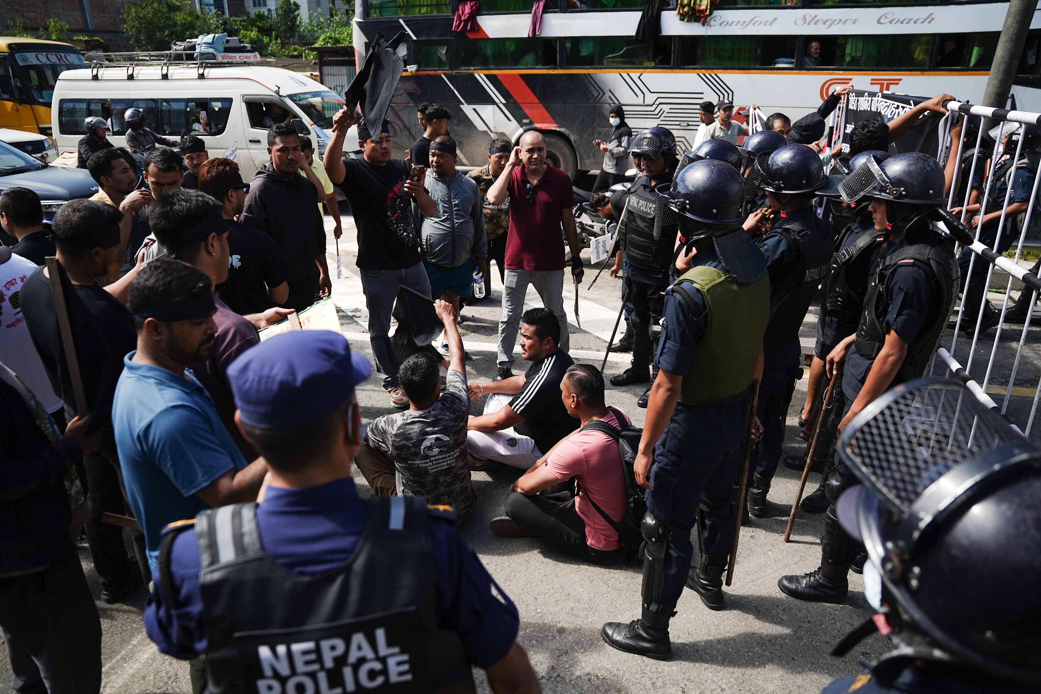 Naagdhunga-Tunnel-protest_-39-1785129015.jpg