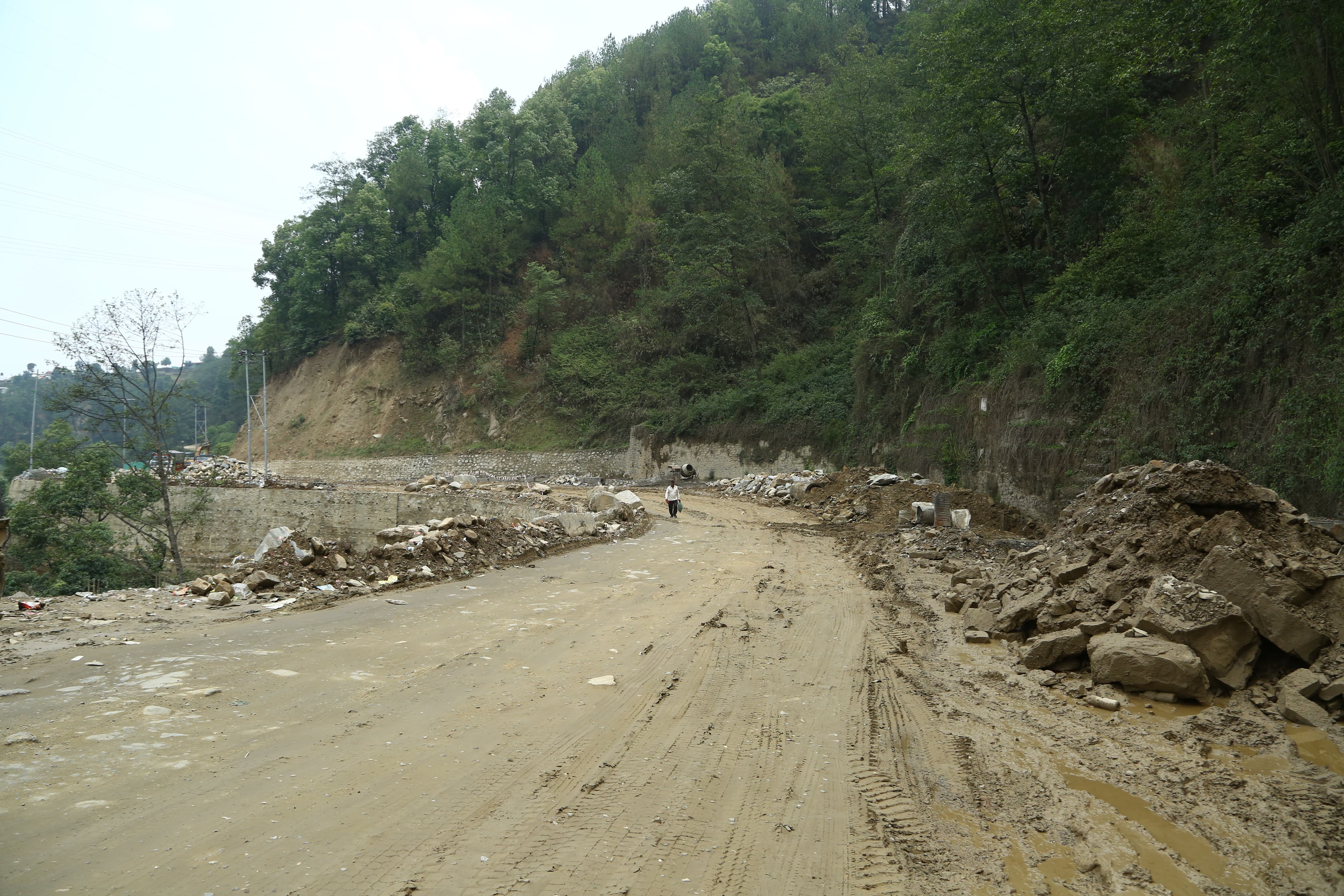 nagdhunga-naubise-sadak-(2)-1748070858.jpg