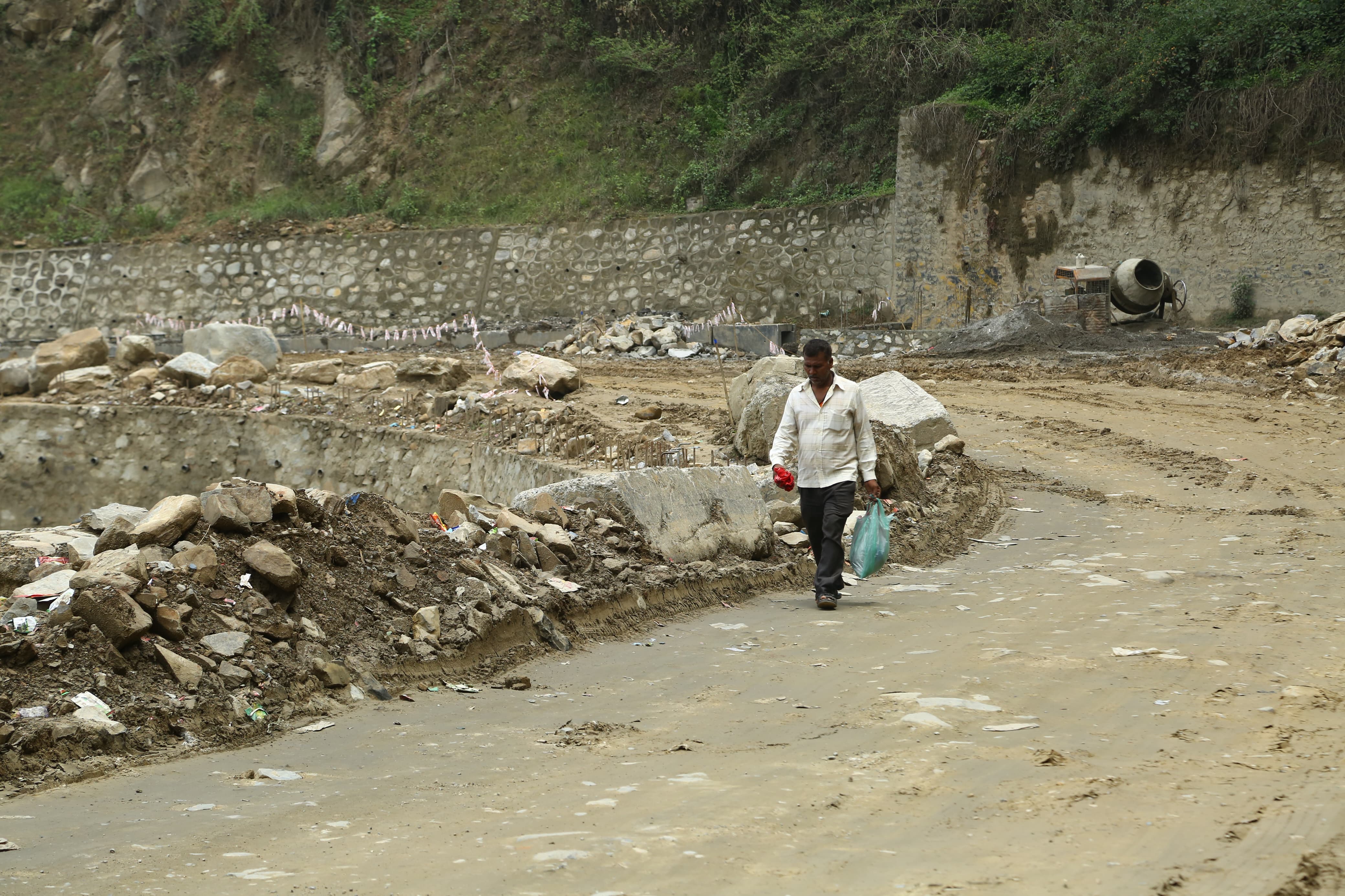 nagdhunga-naubise-sadak-(3)-1748070861.jpg