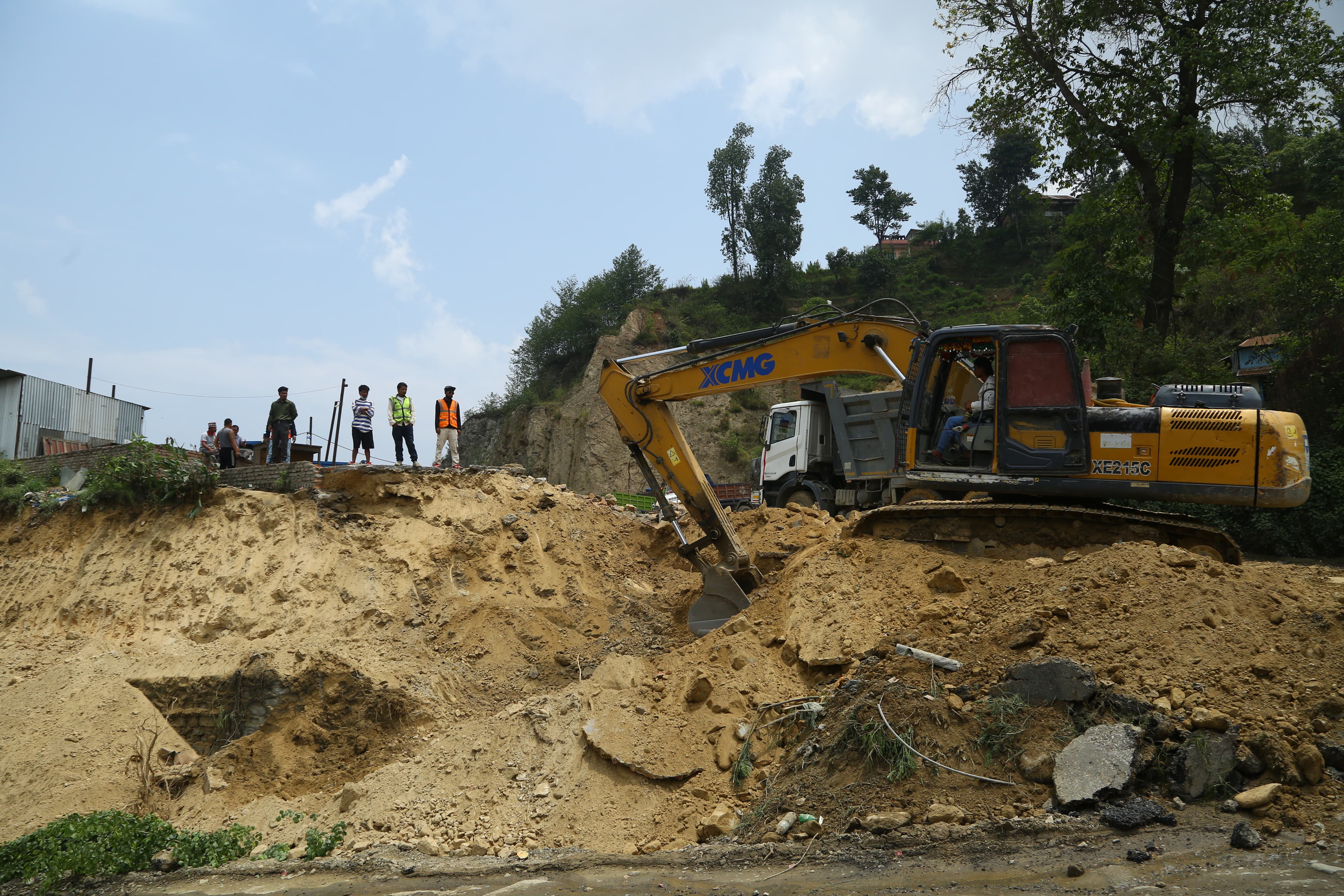 nagdhunga-naubise-sadak-(5)-1748070867.jpg
