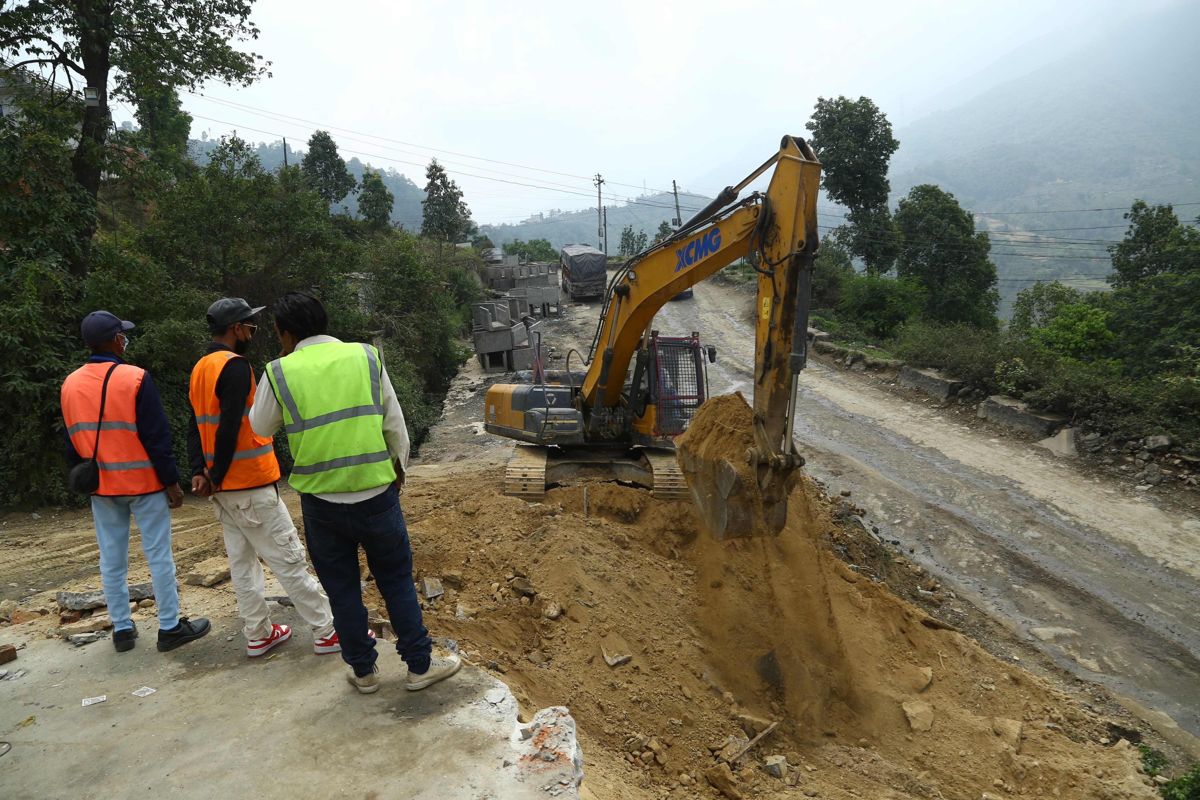 nagdhunga-naubise-sadak-(6)-1748070867.jpg