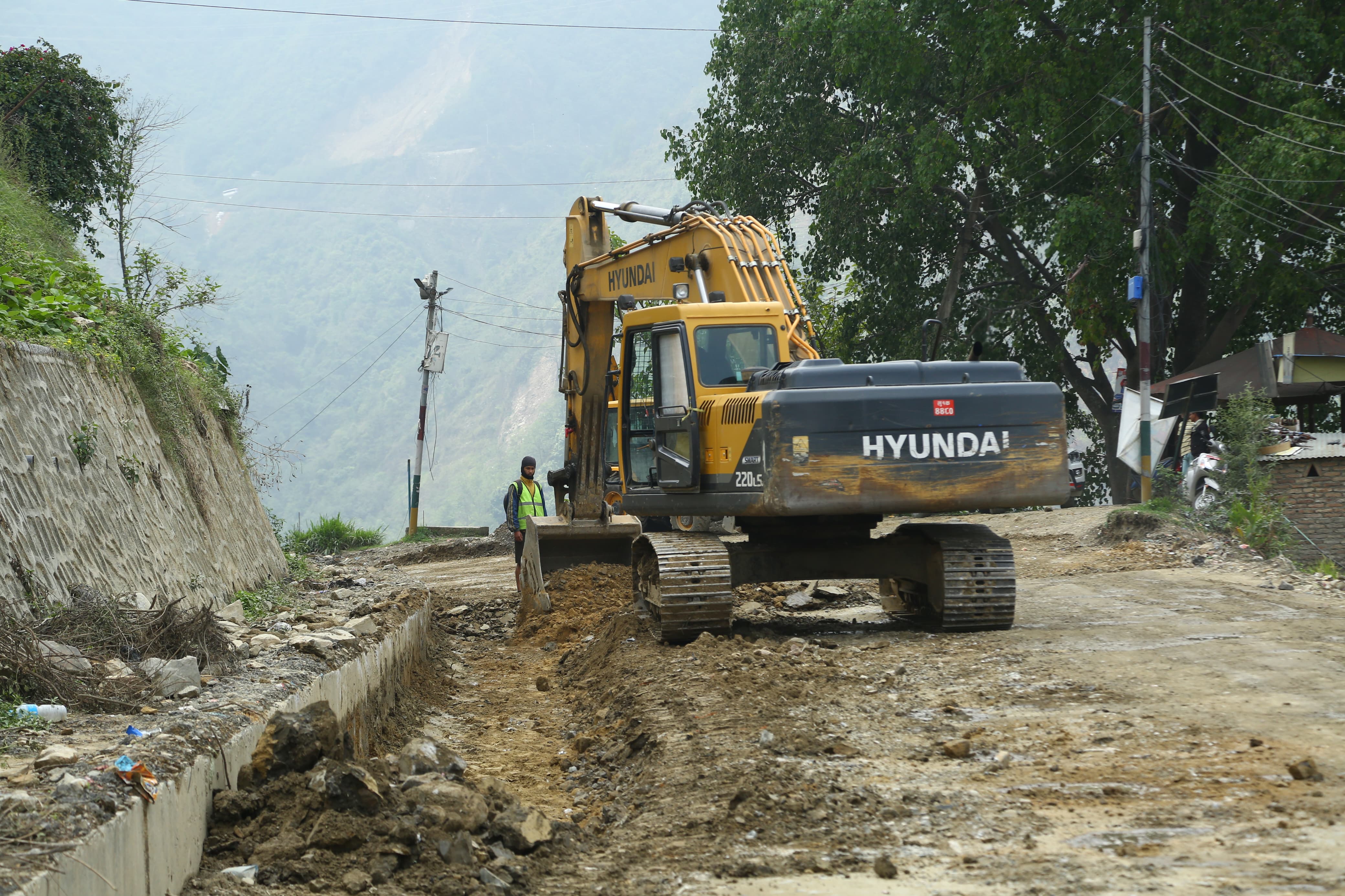nagdhunga-naubise-sadak-(7)-1748070871.jpg